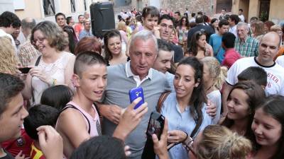 Johan Cruyff se fotografió con jóvenes del municipio tras el pregón que abrió las fiestas. Foto: pere ferré