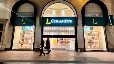 Vista de l’aparador de Casa del Libro, al raval de Santa Anna. Foto: Alfredo González