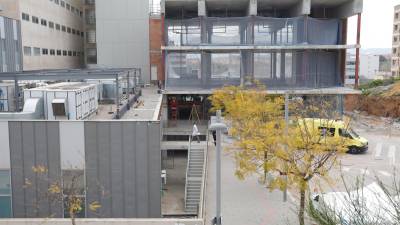 El edificio puente deberá unir el hospital actual con el nuevo. Foto: Pere Ferré