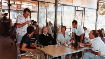 Salvador Dalí, Joan Figueras y Manuel Vehí en la terraza del bar Boia. Foto: Pere Vehí