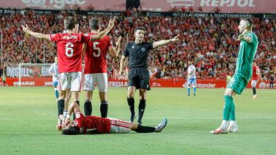 Eder Mallo Fernández señala una falta que los jugadores del Nàstic protestan en el duelo ante el Málaga. Foto: Pere Ferré/DT