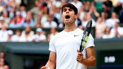 Carlos Alcaraz celebra uno de los puntos en la final de Wimbledon.