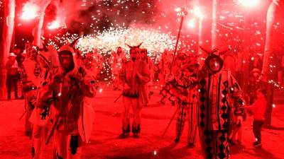 Los ‘diables’ durante la tradicional Baixada. Foto: Àngel Ullate