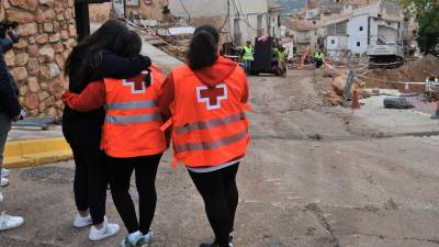 Una vecina junto a miembros de Cruz Roja observan las tareas de reconstrucción del terreno, este lunes en Letur. Continúa la búsqueda de cuatro personas desaparecidas en Letur (Albacete) tras la riada del martes 29 de octubre, mientras que el Gobierno de Castilla-La Mancha constituye la comisión de coordinación para la reconstrucción de este municipio albacetense, gravemente afectado por la DANA. Foto: EFE