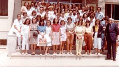 Junio de 1984, los y las estudiantes de la primera promoción de Enfermería a la salida de la entrega de los diplomas. Foto: Cedida