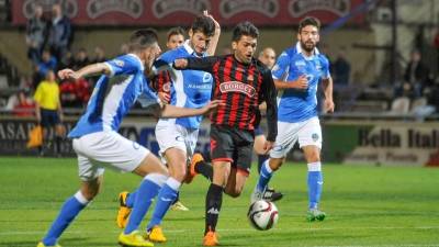 El mediapunta luso Vitor, se lleva el cuero delante de futbolistas del Lleida este miércoles. Foto: Alfredo Ggonzález