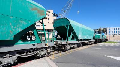 Un tren passant pel Moll de Costa. Foto: Pere Ferré/DT