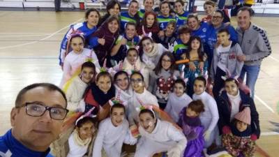 Las jugadoras del Handbol Club Perelló junto a algunas pequeñas disfrazadas coincidiendo con Carnaval. FOTO: cedida