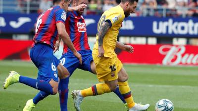 El jugador del FC Barcelona, Lionel Messi (d), disputa el balón con los jugadores del Eibar, Sergio Álvarez (i) y Edu Expósito (c). EFE/Javier Etxezarreta Eibar - Barcelona