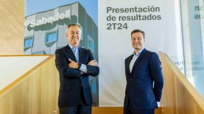 El CEO de Banco Sabadell, César González-Bueno (i), y el CFO de Banco Sabadell, Leopoldo Alvear (d), presentan los resultados de Banco Sabadell este martes en Barcelona. Foto: EFE