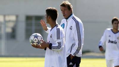 Ramis da instrucciones a uno de sus jugadores en el Juvenil A del Real Madrid al que ha dirigido varias temporadas. Foto: Real Madrid