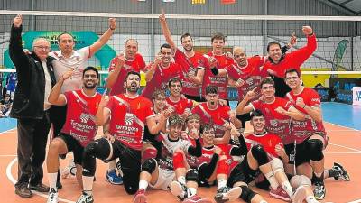 Los jugadores del Sant Pere i Sant Pau celebran el ascenso a Superliga 1. foto: cedida