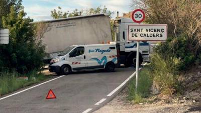 El camión ha cortado el acceso a Sant Vicenç de Calders.