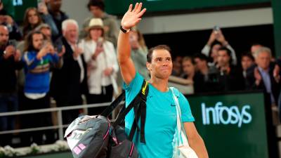 Rafael Nadal abandona la pista central de Roland Garros tras caer ante Zverev en la primera ronda del torneo. Foto: EFE