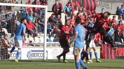 El central Rubén Semedo, a la derecha, intenta cabecear un balón aéreo. Foto: DT