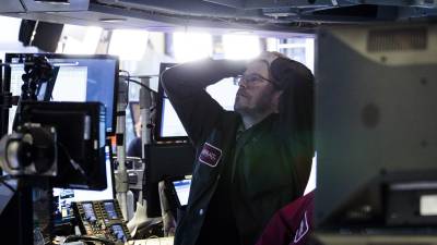 Wall Street cerr&oacute; hoy con fuertes p&eacute;rdidas y el Dow Jones de Industriales cay&oacute; un 4,62 %, despu&eacute;s de haber amortiguado su descenso desde un retroceso mucho mayor registrado una hora antes del cierre