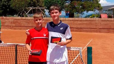 El jugador del CT Tarragona Alejandro Marco (d) junto con el campeón del torneo, Eduard Khaikov. Foto: Cedida