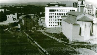 Imagen de la iglesia en los años cincuenta, rodeada de tierras de cultivo y con los juzgados al frente. Foto: Cedida