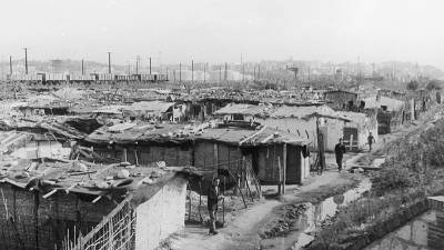 Imagen de la colonia de chabolas del Polígon Entrevies, de 1967. El censo ordenado por el gobernador civil dio que allí habitaban 315 personas. Al fondo se vislumbra la ciudad. Foto: vallvé. CIT/l´arxiu