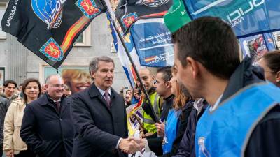 El líder del PP, Alberto Núñez Feijóo (c) durante la protesta de agentes de Policía contra la ley de seguridad ciudadana frente a la Cámara Baja, cuyo pleno debate este martes si inicia la tramitación por la vía de urgencia de la reforma de esta ley, conocida como ley mordaza. Foto: EFE