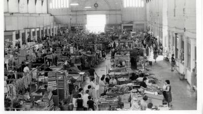 Interior del Mercat municipal de Tortosa, en plena activitat a final dels 60. Foto: Mariano Jover i ACBE