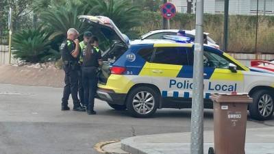 La Policía Local de Calafell en uno de los controles de acceso a la zona del paseo marítimo.