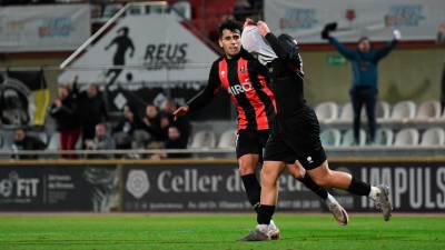 Pau Russo y Casals celebran el único gol del Reus. Foto; Marc Libiano