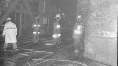 Los bomberos en el interior de la nuclear la noche del accidente. foto: josé barrón/dt