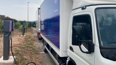 Uno de los camiones eléctricos del parque cargando batería. Foto: Endesa