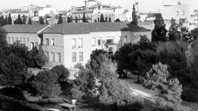 Fotografía del edificio antiguo de la escuela antes de construir el actual. FOTO: txema morera/dt