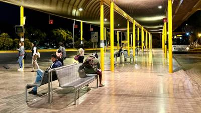 L’estació d’autobusos de Reus, aquest dilluns a primera hora. Foto: Alfredo González