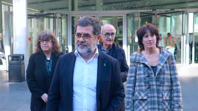 Los expresidentes de la ANC Jordi Sànchez y Elisenda Paluzie, junto con la exmiembro del Secretariado de la entidad, Sònia Urpí, y el actual miembro del Secretariado, Josep Cruanyes, en la Ciutat de la Justícia. Foto: ACN