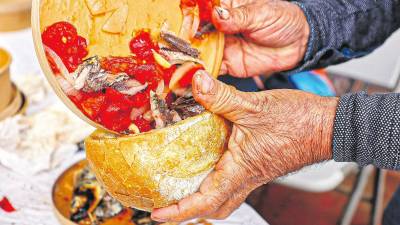 El pan de payés es uno de los ingredientes indispensables para una buena clotxa. FOTO: ÀNGEL ULLATE