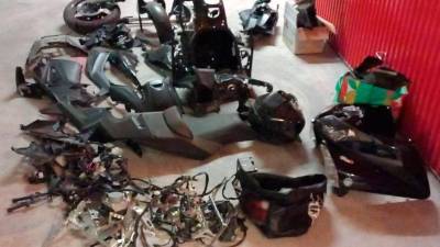 Los agentes también encontraron piezas de una motocicleta. Foto: Mossos d’Esquadra