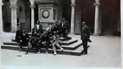 La fotografía en la que Joan Serramià se ha basado, con Jujol a la derecha, con las manos detrás de la espalda, aguantando el sombrero, y con una libreta de dibujo en el bolsillo de abajo de la americana.