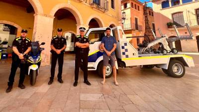 La alcaldía y la Policia Local de Altafulla presentan la nueva grúa y los agentes incorporados. Foto: Alfredo González