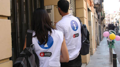 Dos visualizadores de pisos turísticos llamando a un portero automático en el barrio de Gràcia, en Barcelona. FOTO: ACN