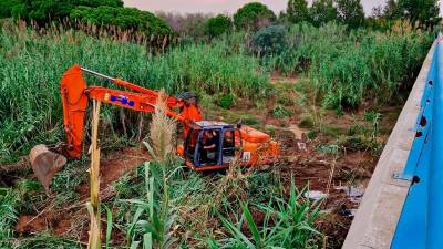 Una maquina limpiando los aledaños de la riera de Maspujols de Cambrils. Foto: cedida