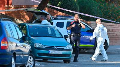 Los efectivos policiales siguen desplegados en Campclar y el barrio vive un momento de «silencio». foto: Alfredo Gonzàlez