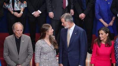 La princesa Leonor y el Rey Felipe VI, en el centro, junto con la Reina Letizia y el cantante Joan Manel Serrat, durante la audiencia a los premiados celebrada este viernes en Oviedo. FOTO: EFE