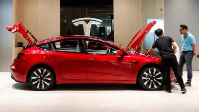 Clientes visitan el Tesla Pop Up Experience Store en Bangkok, Tailandia. FOTO: rungroj yongrit/efe