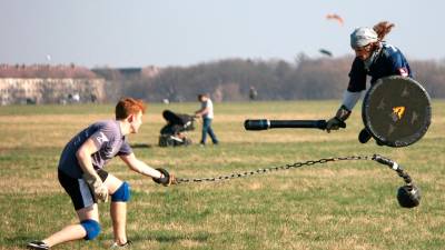 Imagen de dos personas jugando a jugger. Foto: Ruben Wickenhäuser