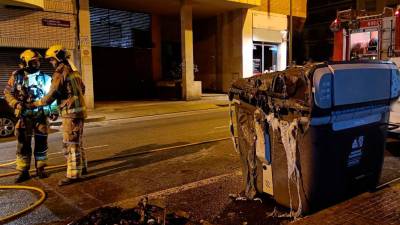 Los contenedores quemados en Reus. Foto: Bombers de la Generalitat