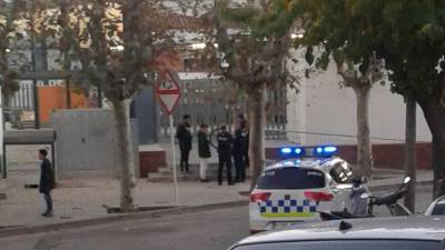 Los agentes revisaron la bicicleta para buscar el número de bastidor, pero estaba robado. Foto: DT