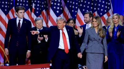 Donald Trump con su familia y Joe Vance. Foto: EFE