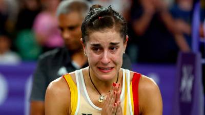 Carolina Marín llora desconsolada tras lesionarse en la semifinal de los Juegos Olímpicos de París. efe