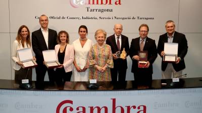 Foto de familia de los galardonados en la Sala de Actos de la Cambra. foto: cedida