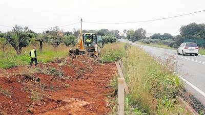 Una excavadora desbrozando, esta semana, el terreno por donde transcurrirá el último tramo del carril bici de la carretera TV-3141. foto: Alba Mariné