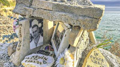 El memorial a Kevin Seipp, un turista alemán que perdió la vida al intentar salvar a un joven que se estaba ahogando en Tarragona. Foto: Alfredo González