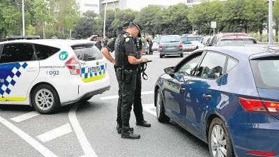 Un control de la Guàrdia Urbana y Mossos en la rotonda de acceso a la zona de Mas Pellicer, la semana pasada. foto: Alba Mariné